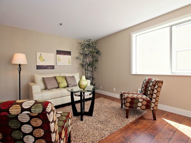Living Rm - 1616 Summit Ave