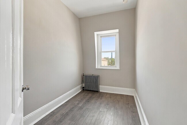 Building Photo - 289 Forrest St