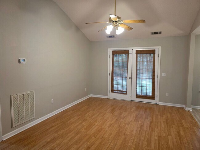 Foto del edificio - 211 Woodbury Ln