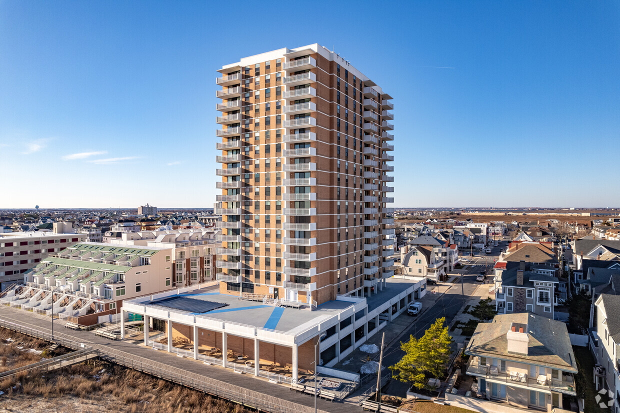 Primary Photo - Regency Towers