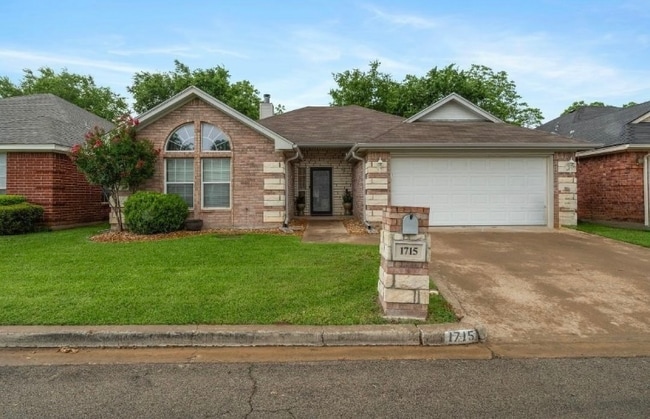 Building Photo - 1715 Sully Ct