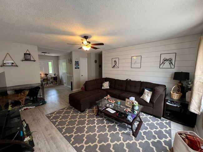 Building Photo - 109 Mark Twain Cir