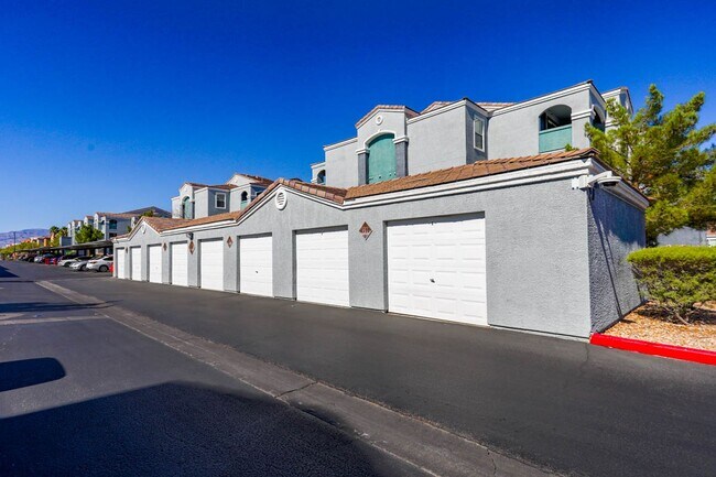Foto del edificio - 2 Suite 1st Floor Condo In Gated Northwest...