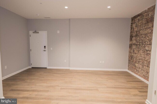 Building Photo - 218 W Main St