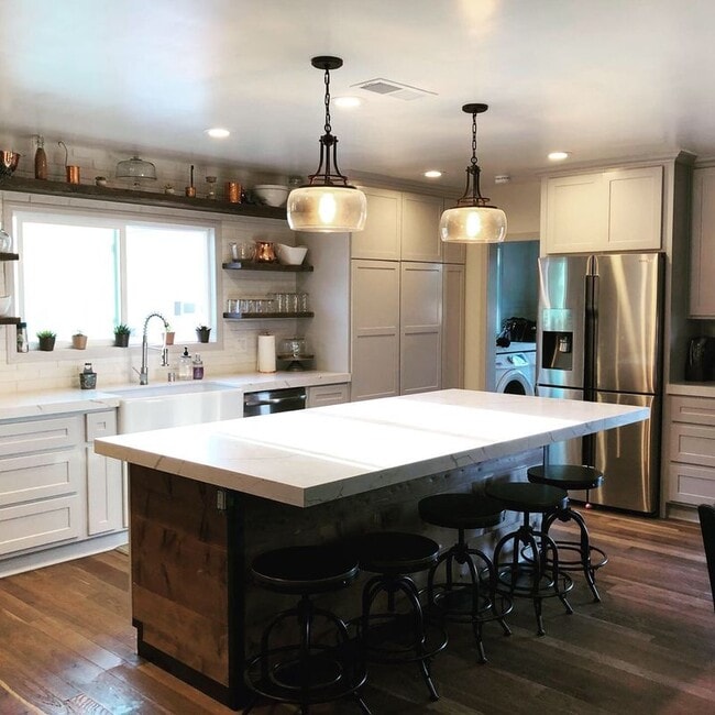 Building Photo - 9621 Central Ave