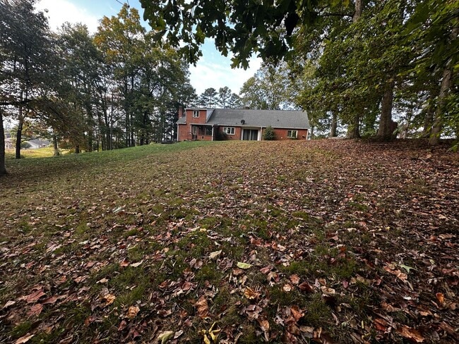 Foto del edificio - Spacious 3 bedroom/ 2.5 bath home near Exi...