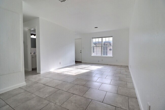 Foto del edificio - 6120 S Madison Pl
