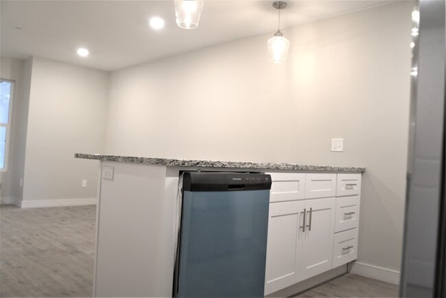 Building Photo - 689 S 75 E