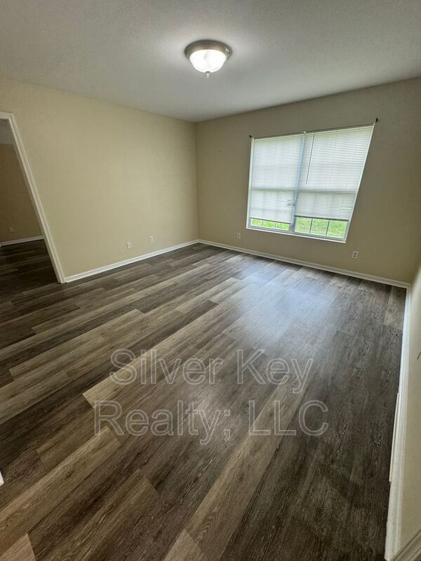 Building Photo - 250 Willow Creek Drive