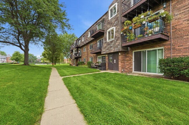 Building Photo - 9388 Bay Colony Dr