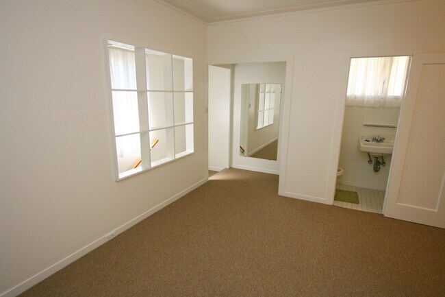 Building Photo - m3450c