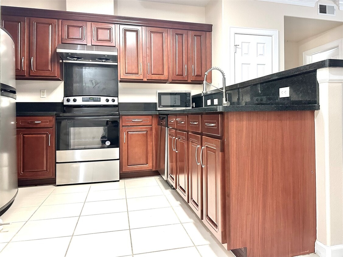 Foto principal - 6611 W Sam Houston Pkwy S