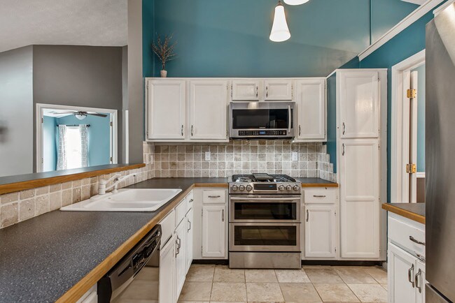 Building Photo - 4885 Hampton Square Dr