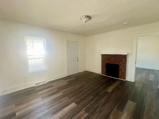 Building Photo - Two bedroom, 1 bath house in Burlington