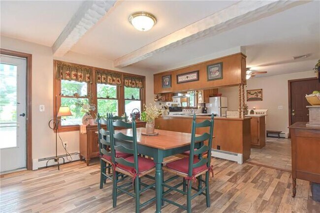Foto del edificio - 3 bedroom in Bristol RI 02809
