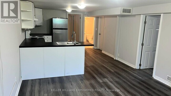 Building Photo - 17 Collins Crescent