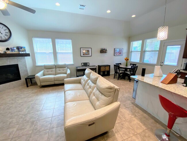 Building Photo - 1105 Bluebird Way