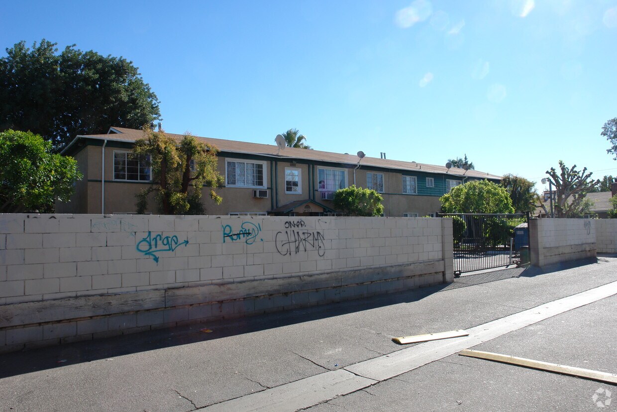 Foto del edificio - 14523 Tupper St