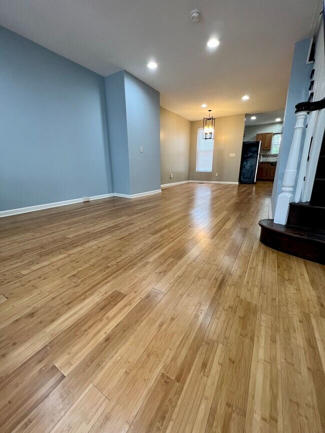 Building Photo - Newly Renovated 3-Bedroom Townhouse with F...