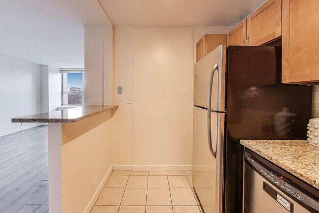 Foto del edificio - 1041 W Irving Park Rd