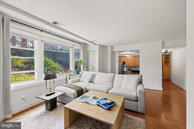 Foto del edificio - 4840 MacArthur Blvd NW