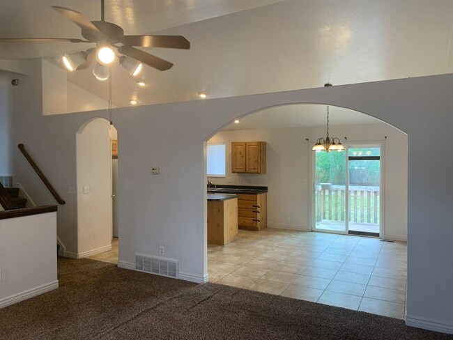 Building Photo - Spacious 5 Bedroom in Roy!