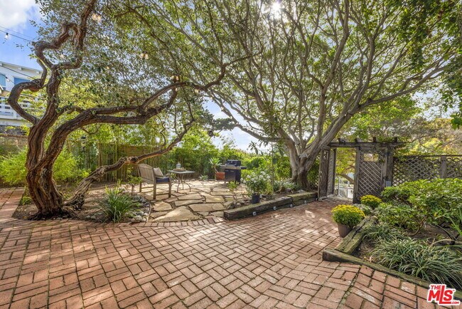 Foto del edificio - 2429 Beverley Ave