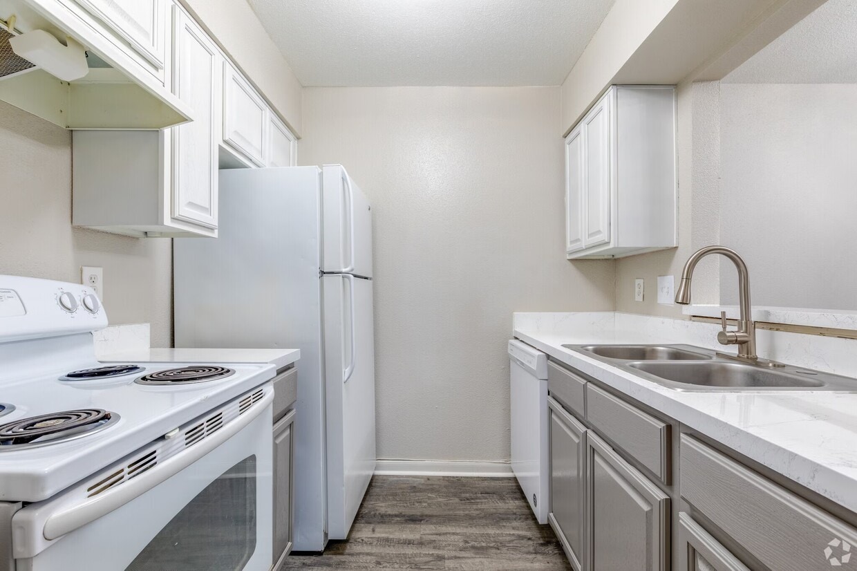 Primary Photo - Close to CityCentre & Memorial City Mall