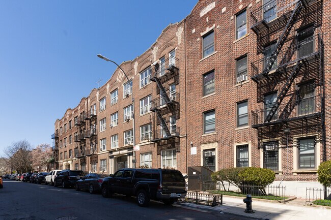 Building Photo - 615 Crown St