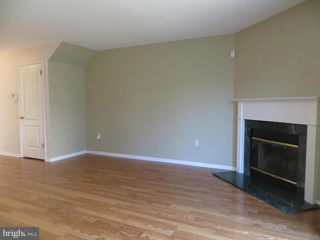 Building Photo - 6403 Rolling Hill Dr