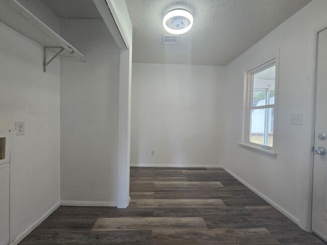 Building Photo - 1 Bedroom 1 Bath Home in Shawnee!