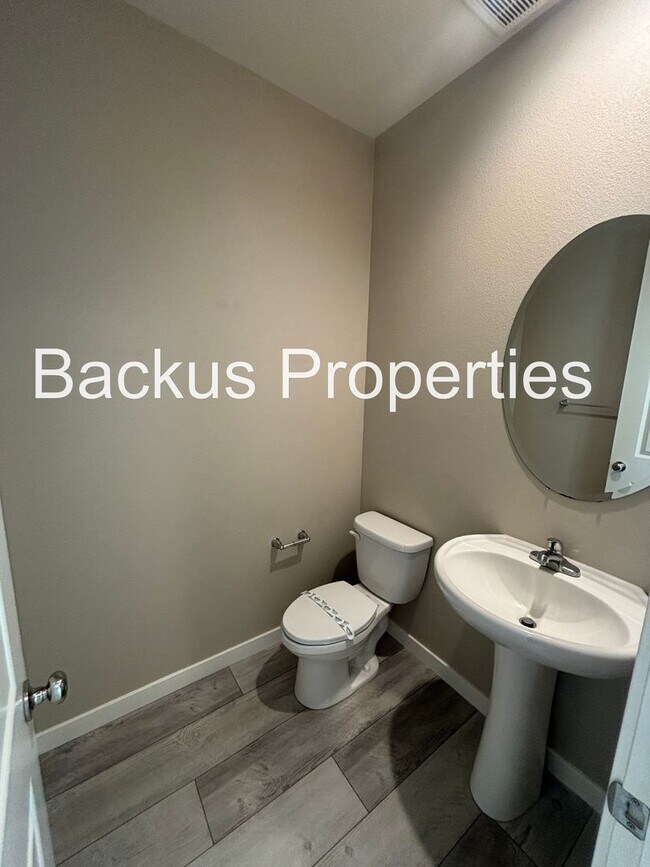 Building Photo - Three Bedroom Home in Hollister