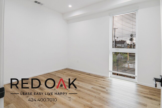 Building Photo - Luxurious and Spacious Three Story, Three ...