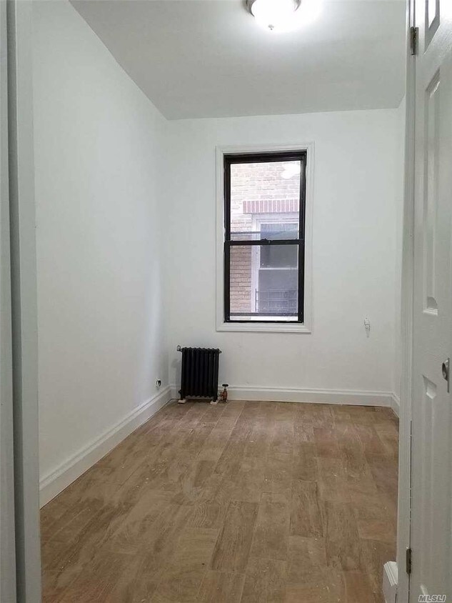 Foto del edificio - 58-36-58-43 43rd Ave