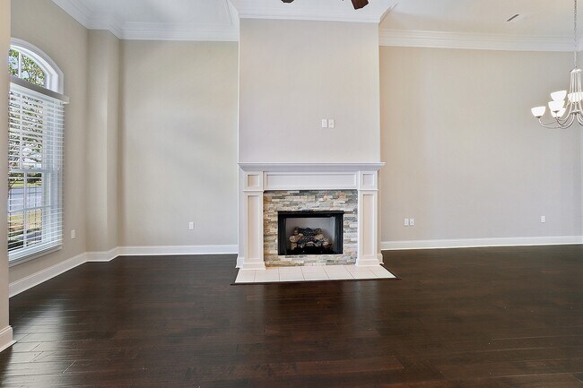 Building Photo - Fantastic 4 Bedroom on the Lake & includes...