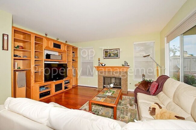 Building Photo - Stunning 5-Bedroom Home with Breathtaking ...