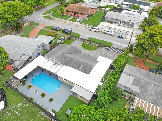 Foto del edificio - 801 NW 172nd Terrace