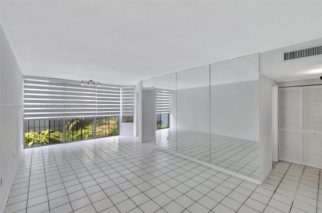 Building Photo - 2539 S Bayshore Dr