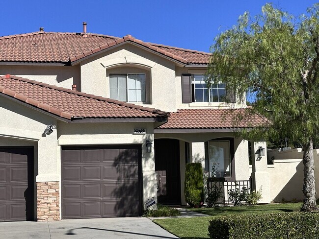 Foto del edificio - Executive 5-Bedroom Pool Home with Dual Master Suites in Stevenson Ranch