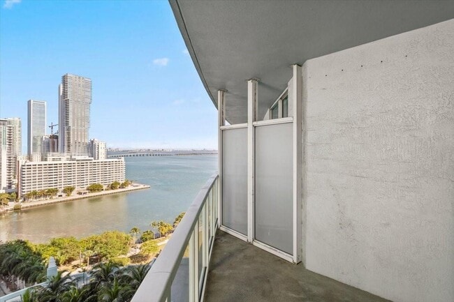 Building Photo - 1900 N Bayshore Dr