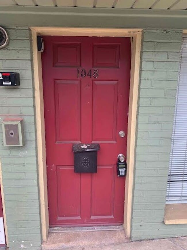 Building Photo - Renovated Studio Apartment