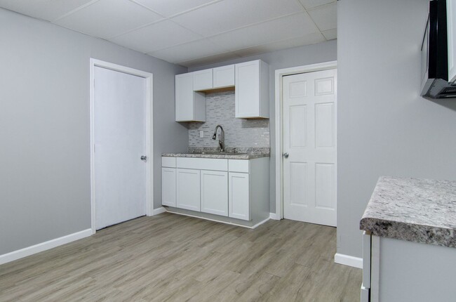 Building Photo - Completely Remodeled 2 Bed 1 Bath