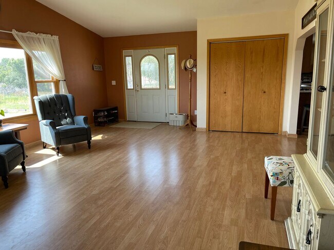 Foto del edificio - Spacious, four-bedroom, two-bathroom, coun...