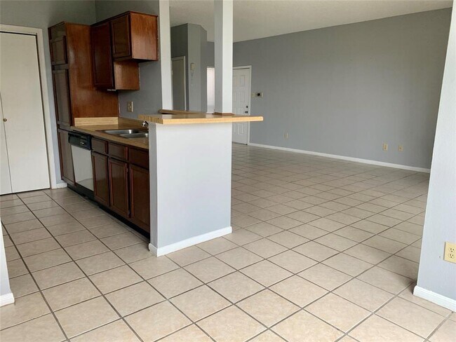 Foto del edificio - 8325 Sands Point Dr