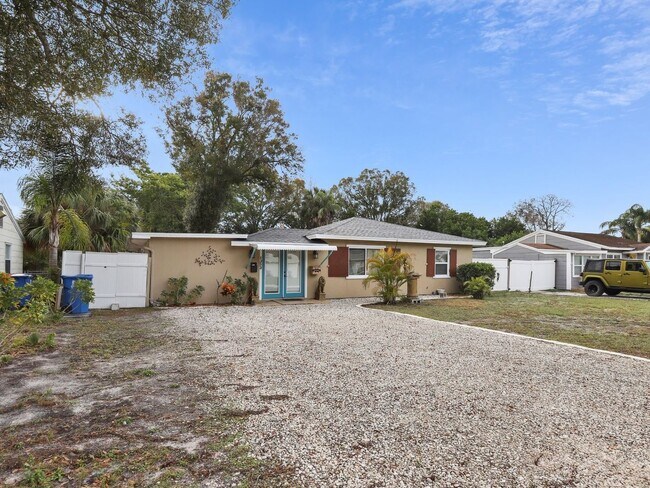 Building Photo - 2 Bedroom Single Family Home in Saint Pete...