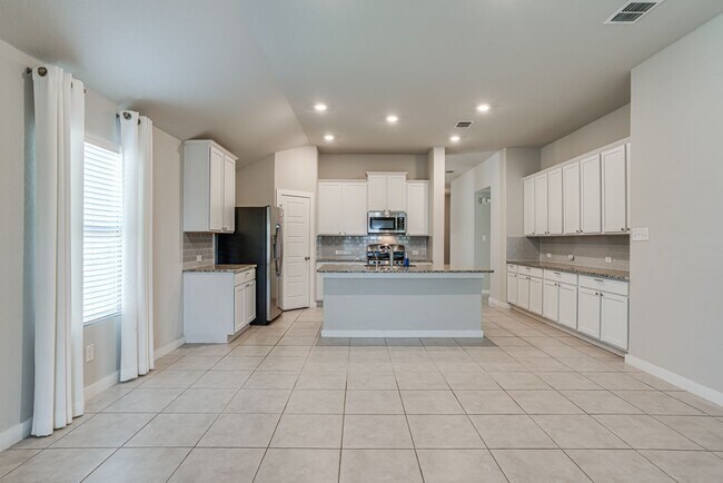 Foto del edificio - Stunning like new single story 4 bedroom 3...