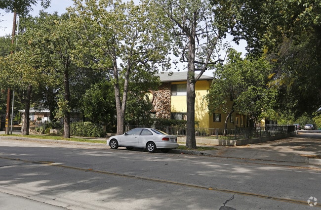 Edificio - 1599 N Raymond Ave