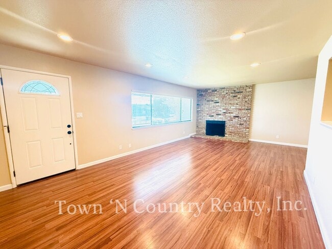 Building Photo - Charming 3-Bedroom Home with Modern Update...