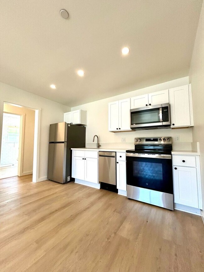 Foto del edificio - Now Leasing for the 2026-2027 School Year:...