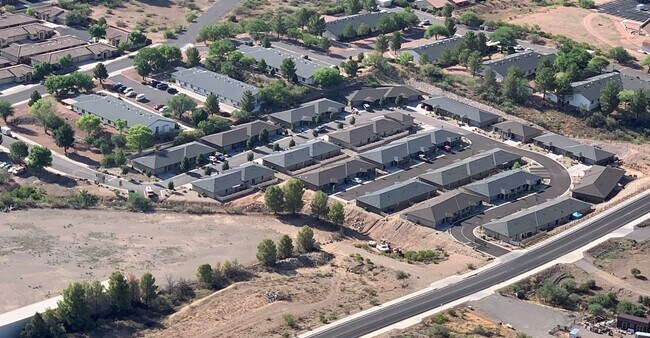 Building Photo - NO STAIRS- NO ONE ABOVE YOU! 2 Bedroom, 2 ...